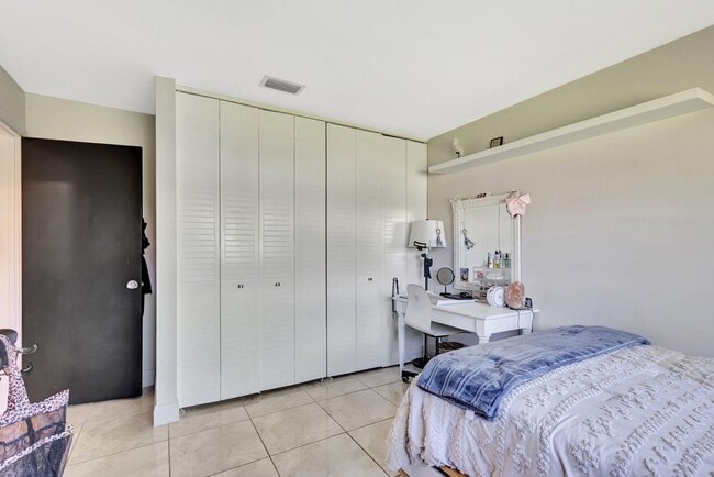 Building Photo - 932 Evergreen Dr