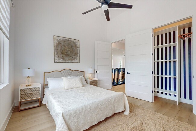 Building Photo - 3946 N Cresthaven Rd