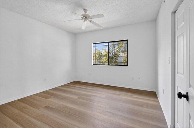 Building Photo - 2804 Sarento Pl