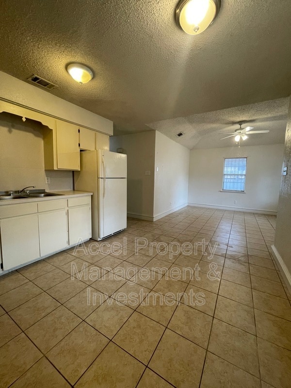 Building Photo - 806 W 26th St