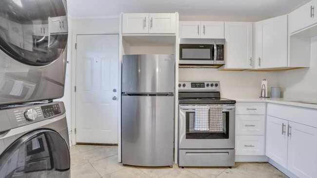 Building Photo - Beautifully renovated 2bed 1bath