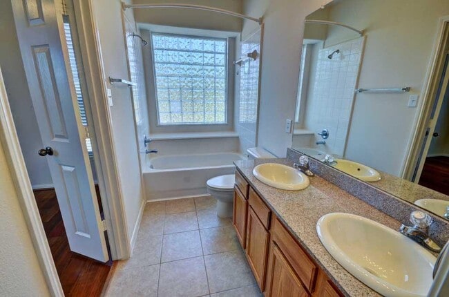 Building Photo - 6607 Lake Woodlands Dr