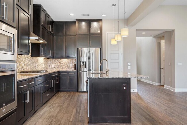 Building Photo - 5004 Mandevilla Dr