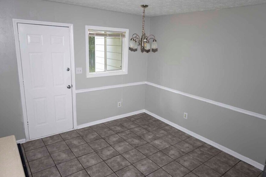 Dining Area in Kitchen - 4801 Valley Dale Dr SW