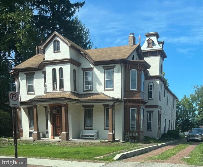 Building Photo - 312 W Main St