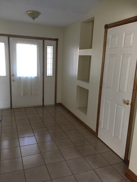 Entry - 512 W Hoewisher Rd