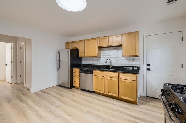 Building Photo - 2 bed/1 bath updated duplex