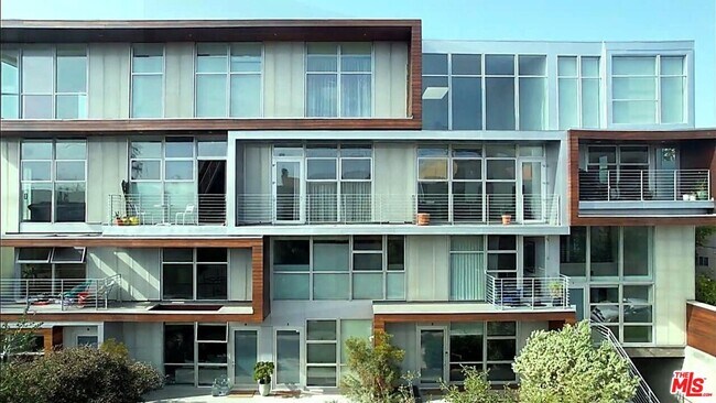Building Photo - 611 N Bronson Ave