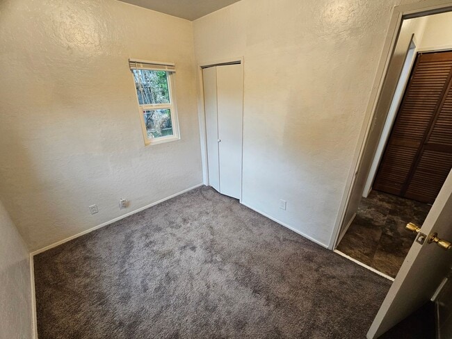 Building Photo - 2 bedroom with fully fenced yard in bremer...