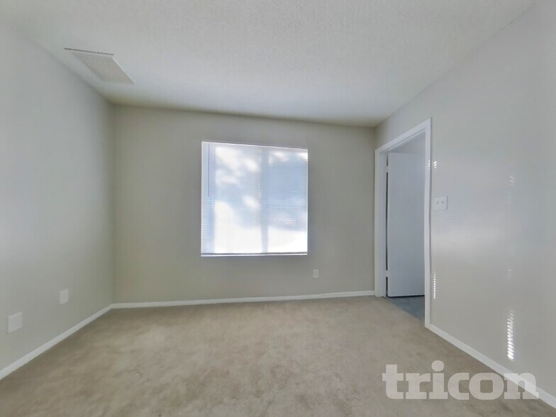 Building Photo - 1824 W Cheyenne Dr