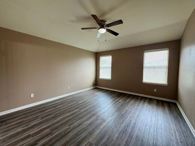 Building Photo - 3 Bed/ 2 Bath Home Available in Villages of Berry Creek!