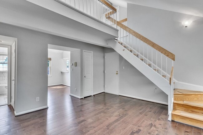 Building Photo - 2 Bedroom with Loft in Old Town North