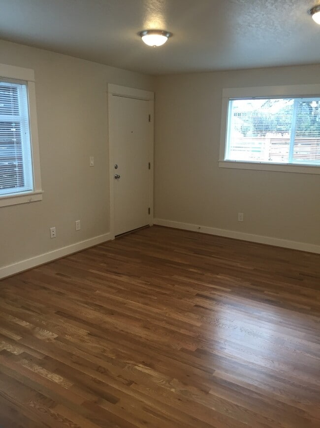 Building Photo - Private Modern 2Br Hardwoods, Quartz, SS A...