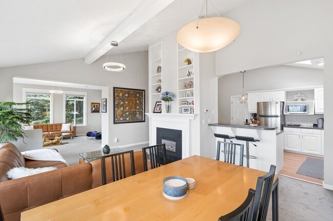 Building Photo - FURNISHED! Exquisite 3-Bedroom Furnished H...