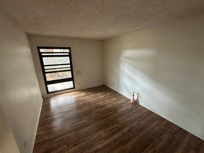 Building Photo - 2 Bed, 2 Bath Condo in Cross Creek Village...