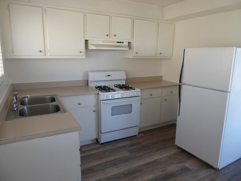 Building Photo - 218 Melrose Dr