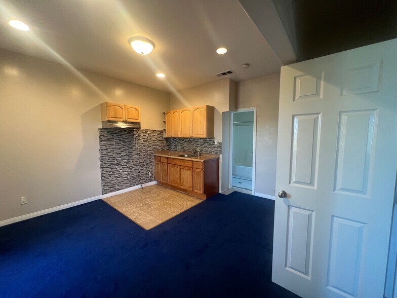 Building Photo - 13606 Shoup Ave