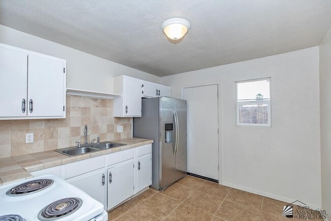 Building Photo - 605 S El Prado Rd