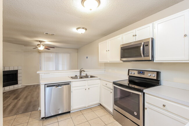 Building Photo - 2946 Lawndale Dr