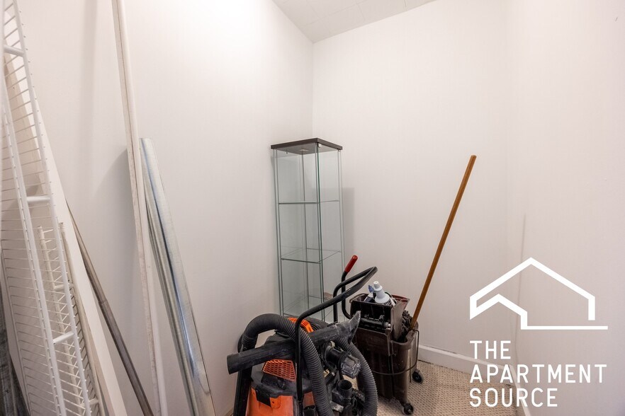 Building Photo - 2551 W Fullerton Ave