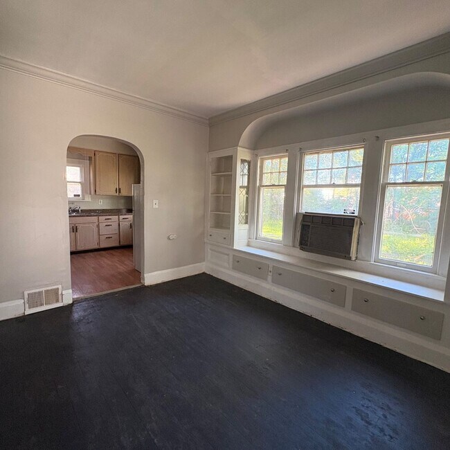 Building Photo - Charming 3 - Bedroom Property in Prime Location