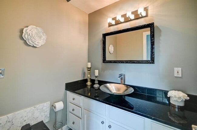 Building Photo - Incredible furnished house on Madison's West Side