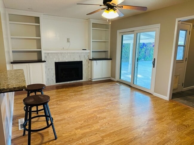 Building Photo - $2,300 First & Bullard 3 Bedroom, Pool, Ho...