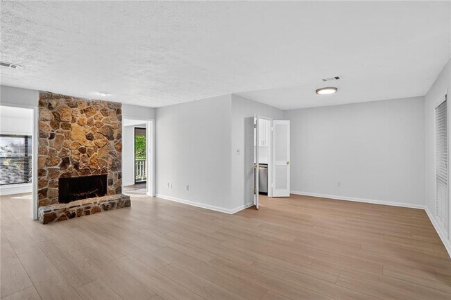 Building Photo - 8740 Roswell Rd