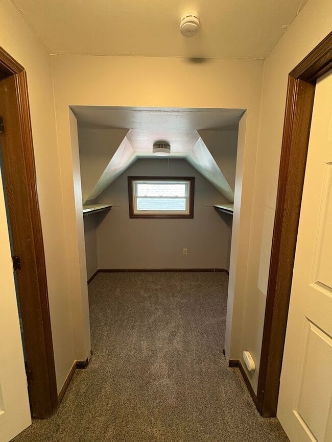 Building Photo - Three bedroom one bathroom home for rent