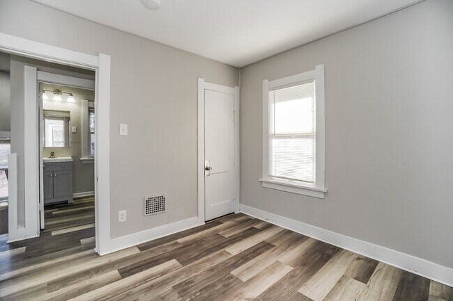 Building Photo - 1959 Barrows St