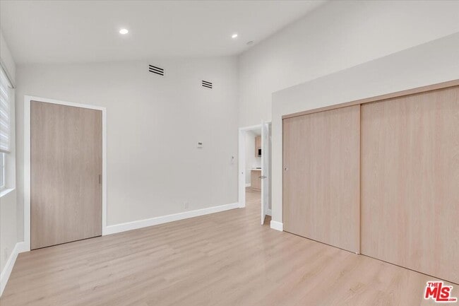 Building Photo - 6917 Encino Ave