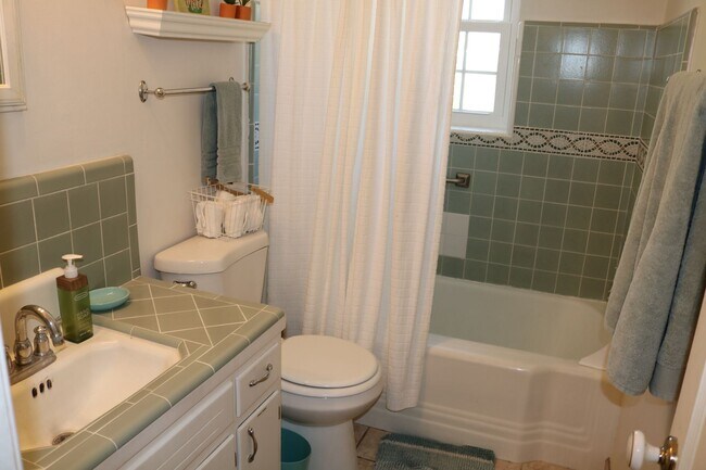 Building Photo - Two bedroom one bath fully furnished located in central Tucson!