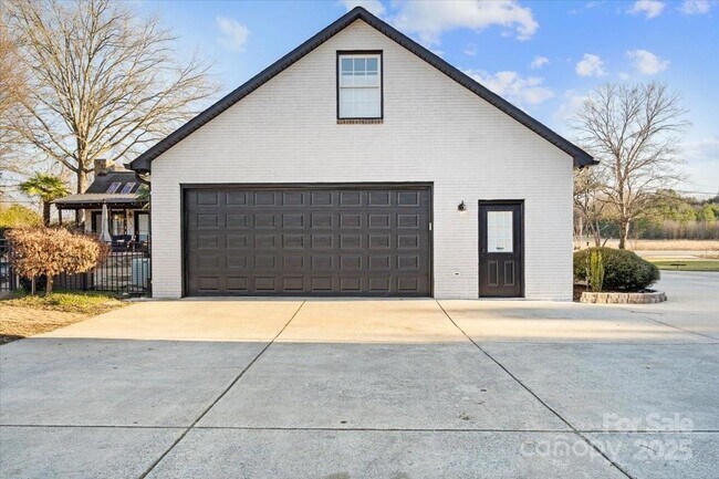 Building Photo - 8478 Rocky River Rd