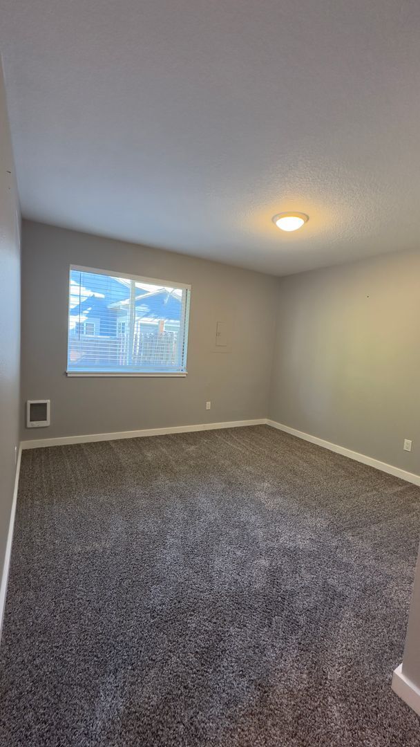 Building Photo - Updated 2 Bedroom Duplex in Hood River Heights