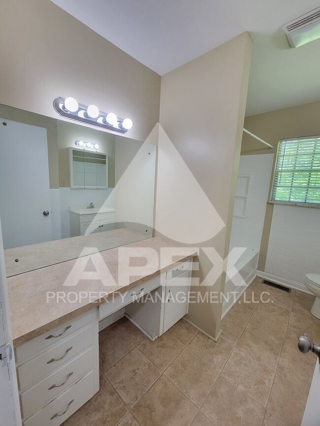 Building Photo - Spacious 3-Bd 2 BA Single Family home w/ B...
