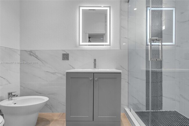 Building Photo - 1541 E 6th Ct