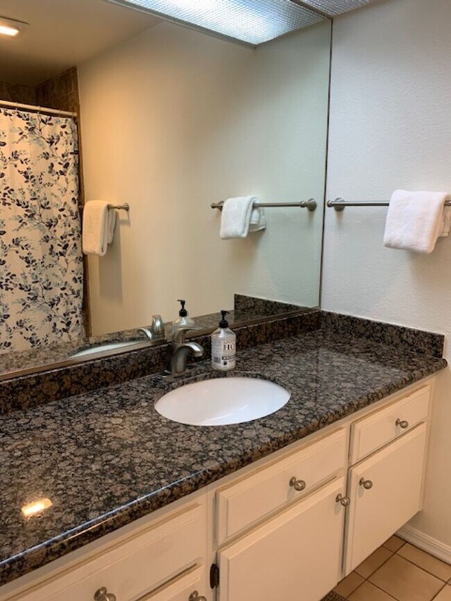 Building Photo - 407 Shoreview Dr