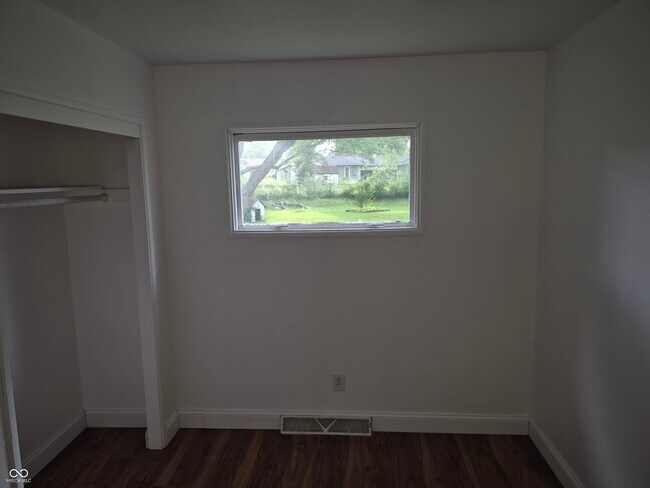 Building Photo - 2725 Kristen Dr W