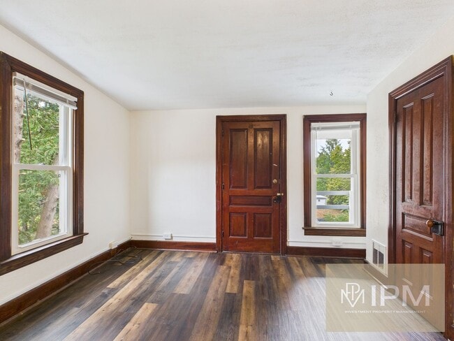 Building Photo - 1/2 OFF 1st Months' Rent! Available Now! 3...