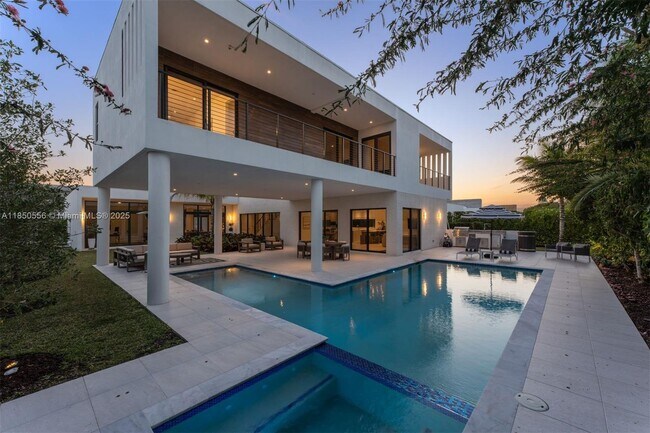 Building Photo - 16703 Botaniko Dr S