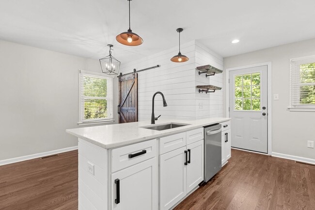 Building Photo - Adorable, Modern 3 Bedroom Ranch near Downtown Raleigh - Gorgeous finishes, open floorplan, updat...