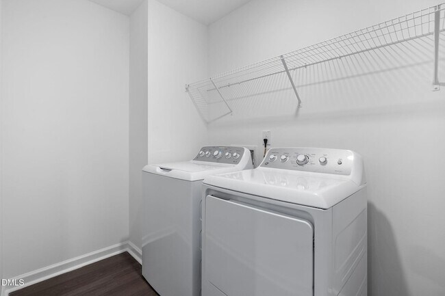 Building Photo - 421 Deep Oak Dr