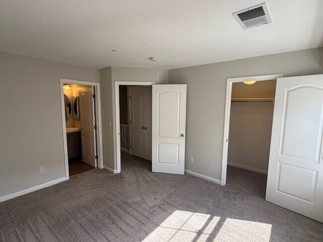 Building Photo - BACK ON MARKET: 2-Bedroom Martinez Townhom...
