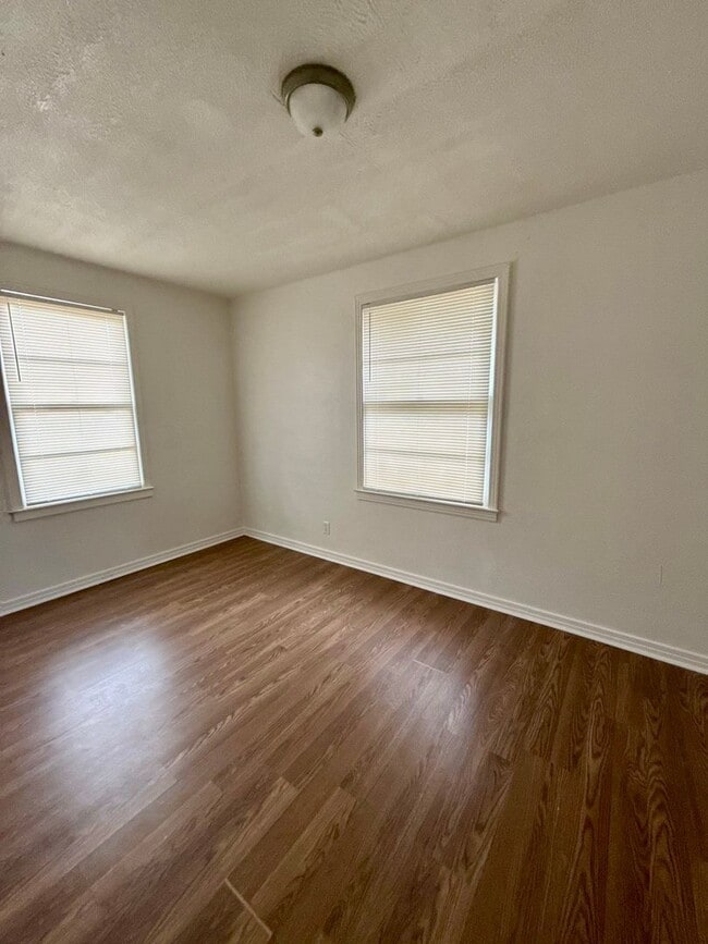 Building Photo - Large Single Family House for Rent.