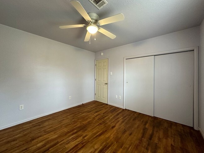 Building Photo - Charming 3 Bedroom / 2 Bathroom (1176 sf)