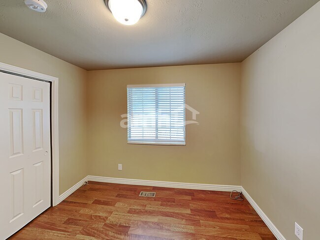 Building Photo - 1329 E 410 S St