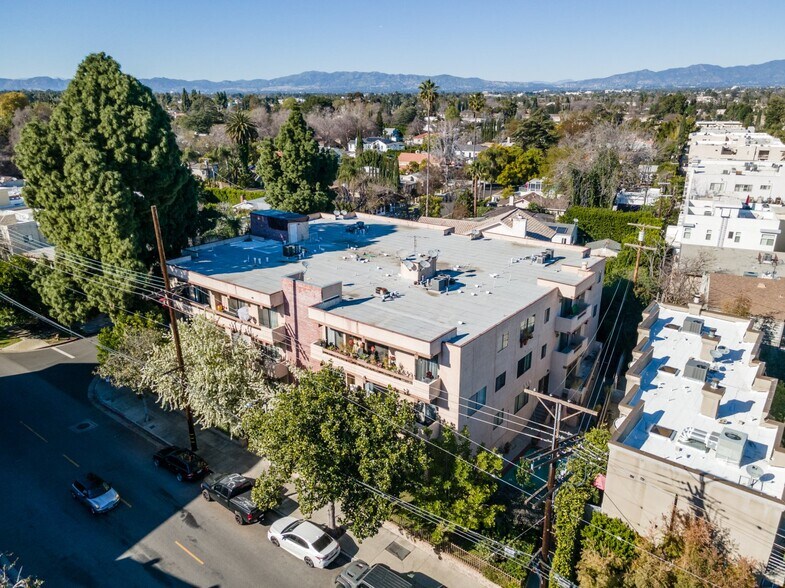 Building Photo - 14923 Moorpark St