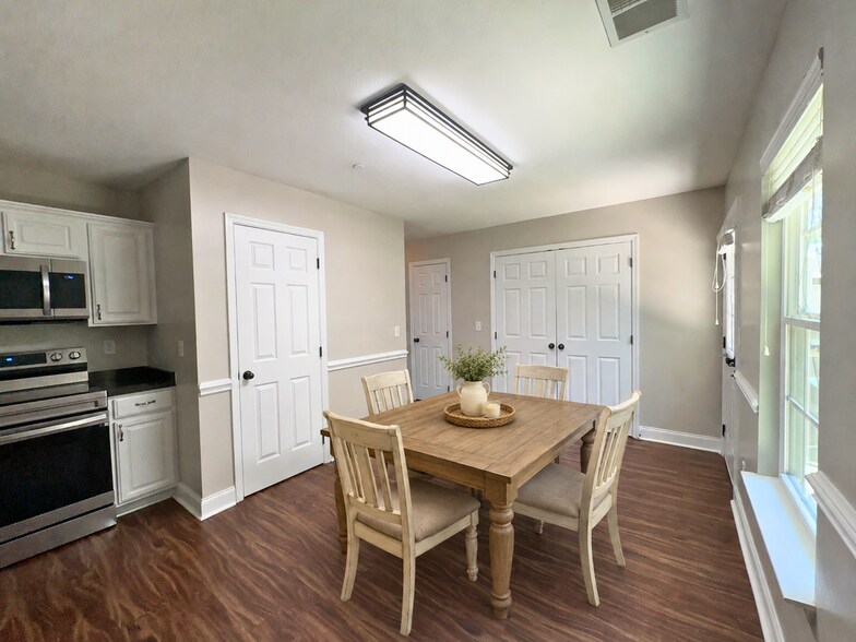 Building Photo - 1126 Maple Tree Ln