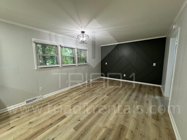 Building Photo - 2205 Hathaway Dr