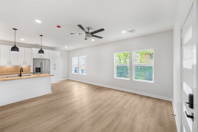 Building Photo - 6809 Fairway Dr